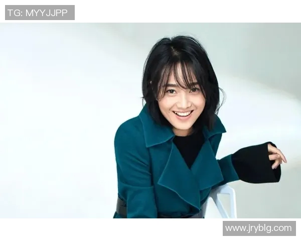 中国足球男球星娇妻时尚亮相引关注两人甜蜜互动尽显恩爱甜蜜